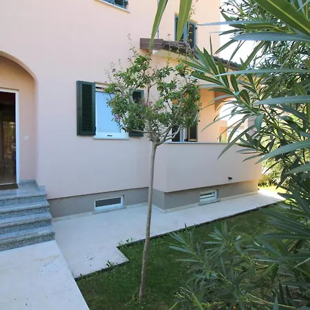 Iko 2 In Mit Terrasse Apartment Porec